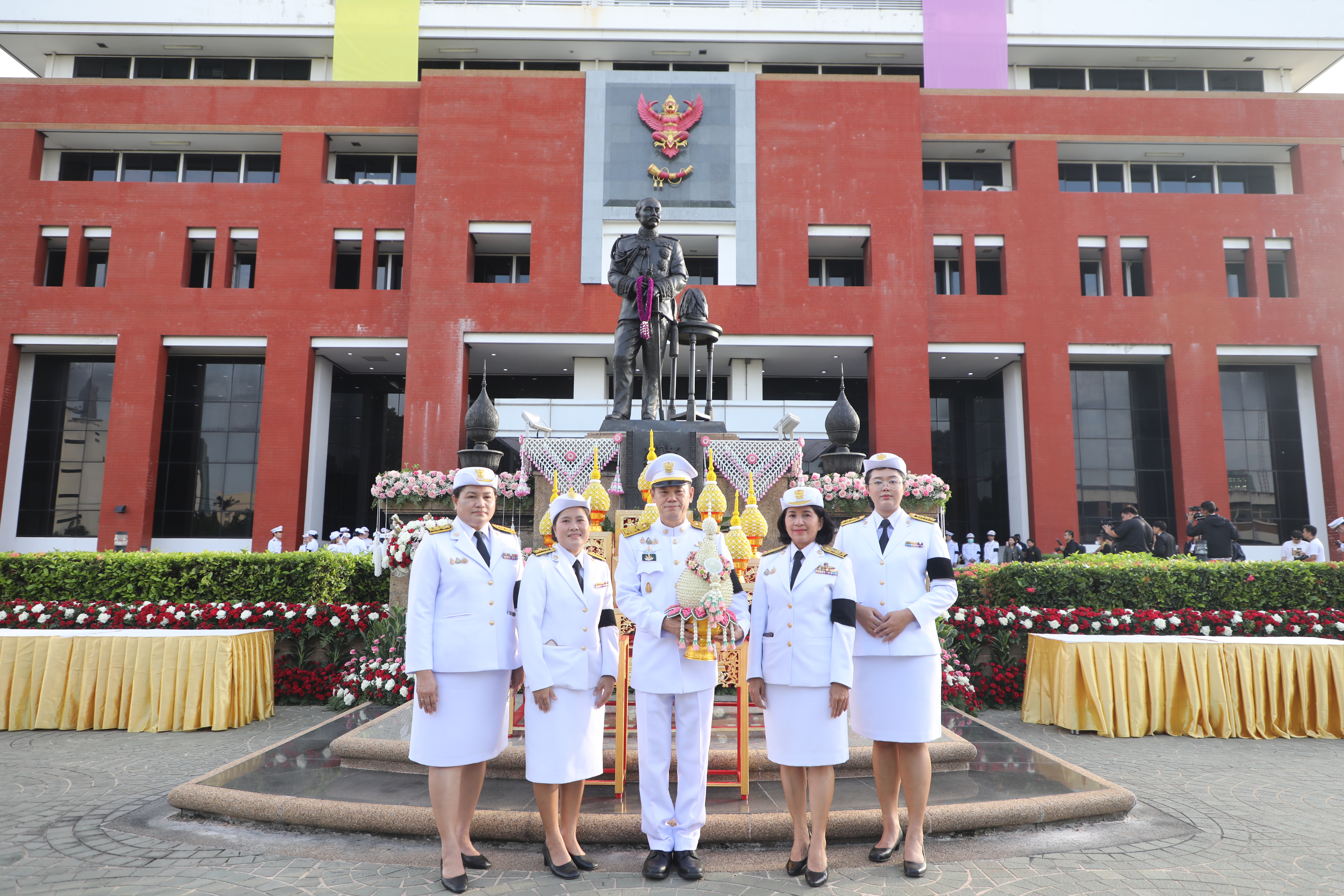 title - ส.ป.ก. ร่วมพิธีวางพานพุ่มถวายเครื่องราชสักการะ พระบรมราชานุสาวรีย์พระบาทสมเด็จพระปรมินทร มหาจุฬาลงกรณ์ พระจุลจอมเกล้าเจ้าอยู่หัว เนื่องในวันสื่อสารแห่งชาติ ประจำปี 2569